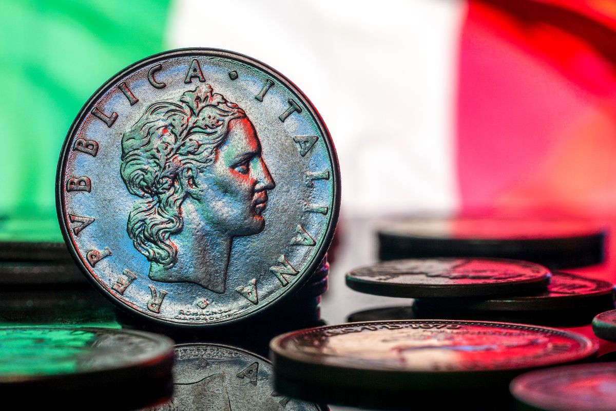 Moneta da cinque lire con la bandiera italiana sullo sfondo