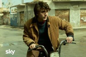 Il giovane attore Luca Lubrano interpreta il futuro boss di Secondigliano in Gomorra - Le Origini, da gennaio 2026 in esclusiva su Sky e in streaming solo su NOW. PH Credits: Marco Ghidelli