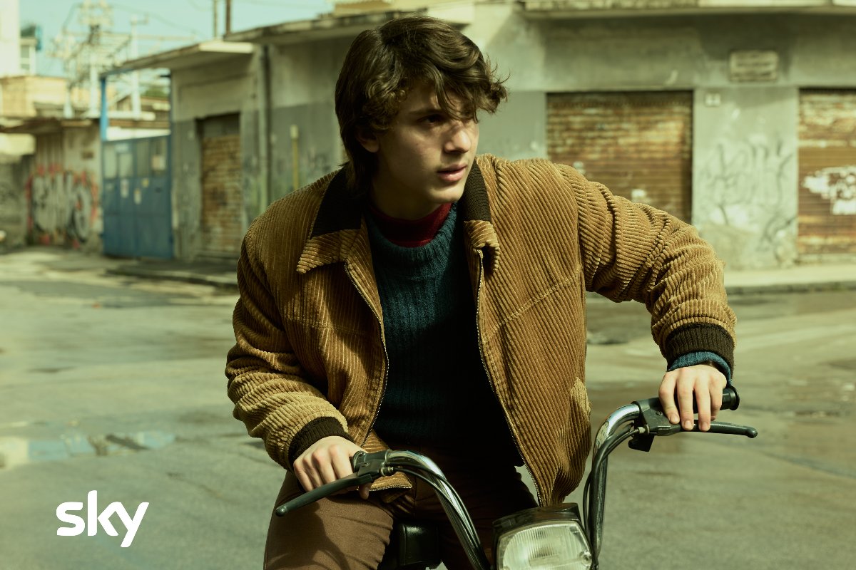 Il giovane attore Luca Lubrano interpreta il futuro boss di Secondigliano in Gomorra - Le Origini, da gennaio 2026 in esclusiva su Sky e in streaming solo su NOW. PH Credits: Marco Ghidelli