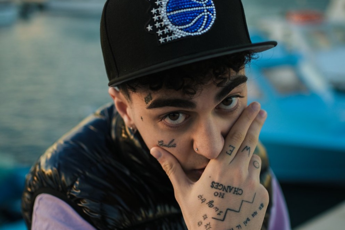 Un primo piano del cantante Manuel Mariano, in arte Welo. PH Credits: Press.