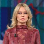 Anna Falchi vestita di rosso presenta I Fatti Vostri