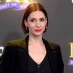 Beatrice Arnera posa per i fotografi al lancio del nuovo show comico Roast in peace