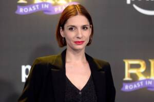 Beatrice Arnera posa per i fotografi al lancio del nuovo show comico Roast in peace