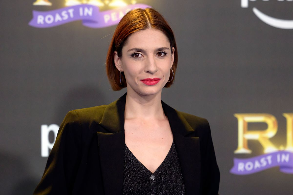 Beatrice Arnera posa per i fotografi al lancio del nuovo show comico Roast in peace