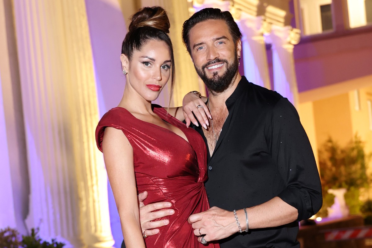 Delia Duran e Alex Belli sul red carpet dell’Ischia Global Festival 2025.