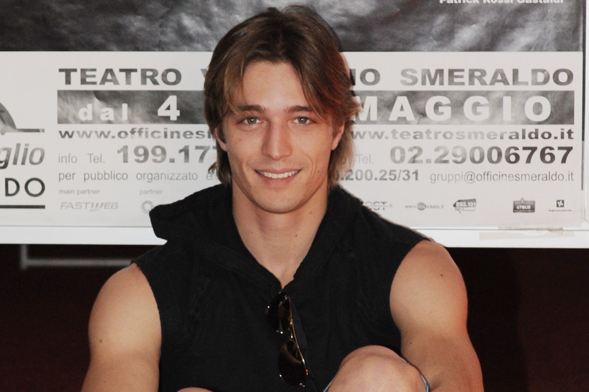 Il ballerino Francesco Mariottini vestito di nero