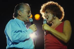 Gino Paoli e Ornella Vanoni immortalati a Roma, Italia, nel 1982