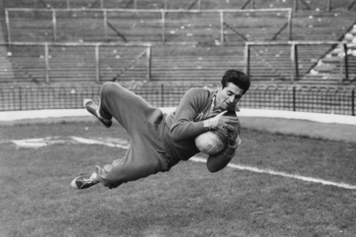 Lorenzo Buffon para un tiro durante l’allenamento a Highbury
