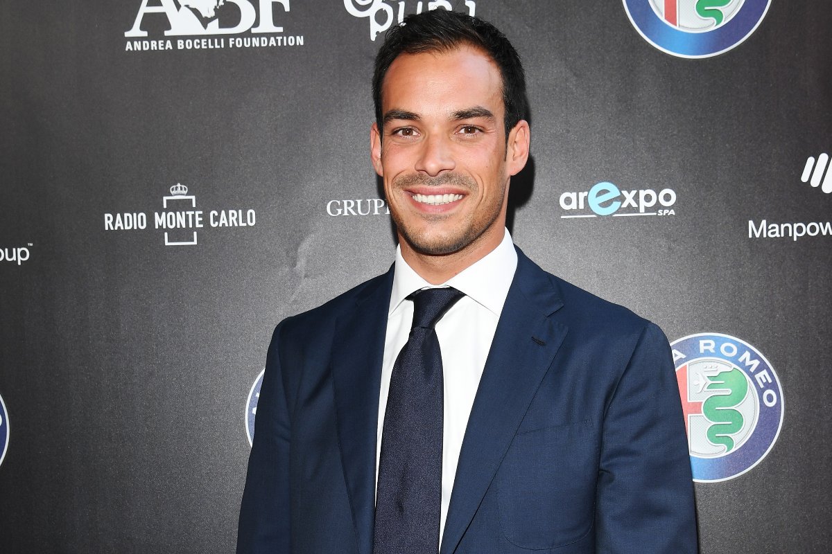 Luca Marin sfila sul red carpet della serata di Bocelli e Zanetti.