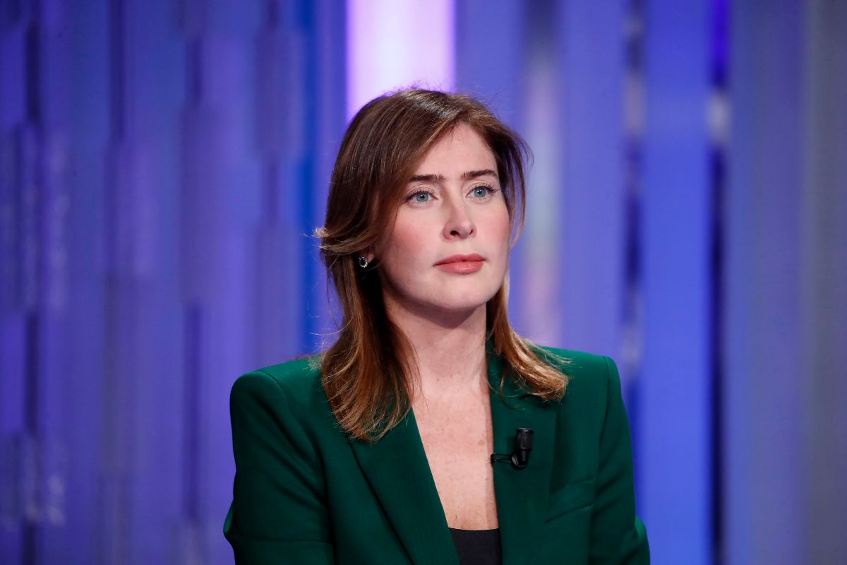 Maria Elena Boschi con una giacca verde a Porta a Porta