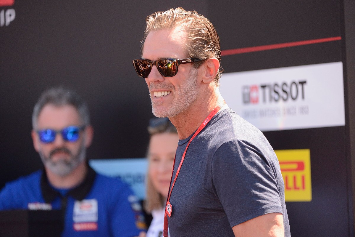 Mario Cipollini sorride nel paddock durante il Round Pirelli dell’Emilia-Romagna