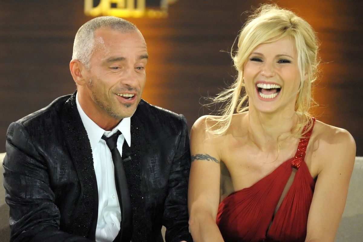 Un primo piano di Michelle Hunziker ed Eros Ramazzotti vestiti in abiti eleganti