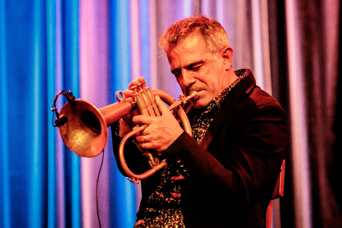 Paolo Fresu mentre sta suonando la tromba