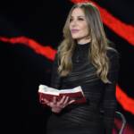 Francesca Fagnani a Belve con il suo taccuino rosso