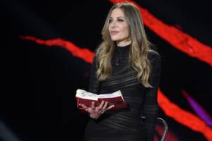 Francesca Fagnani a Belve con il suo taccuino rosso