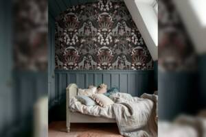 Camera da letto con pareti decorate da carta da parati.