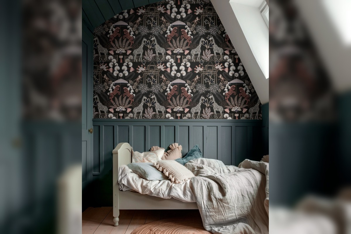 Camera da letto con pareti decorate da carta da parati.