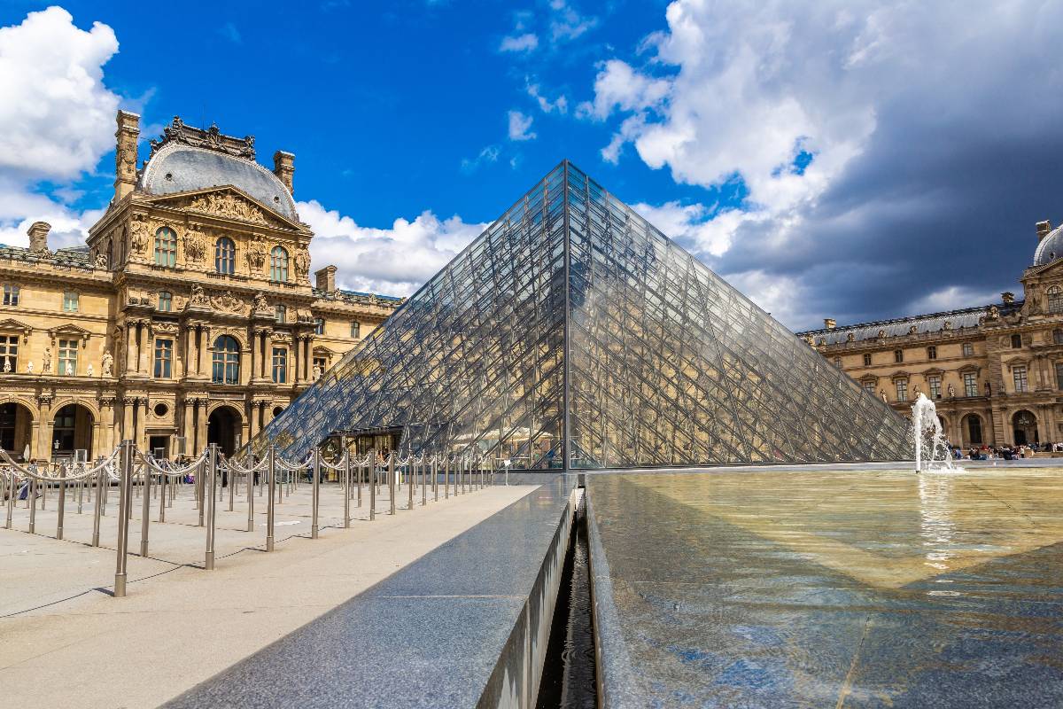 Il Louvre e la Piramide, PARIGI, FRANCIA - 01 GIUGNO 2022