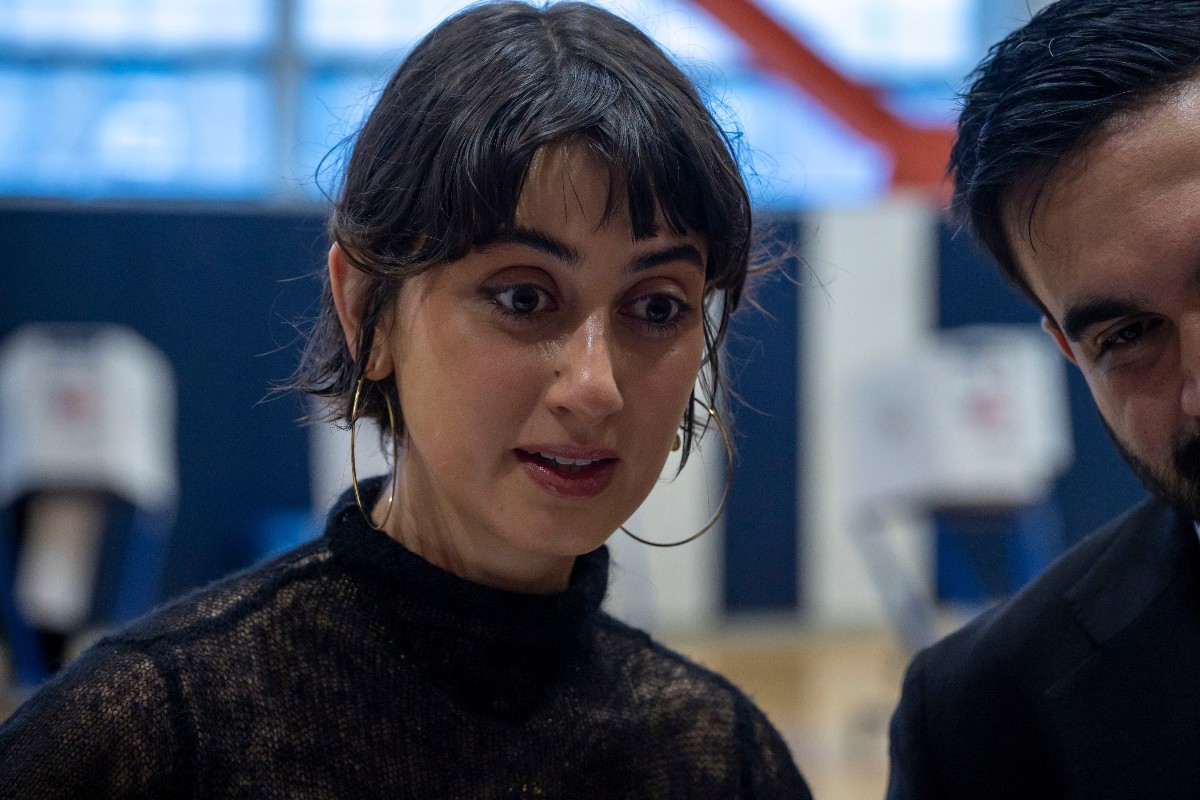 In foto, il candidato sindaco democratico di New York City Zohran Mamdani e sua moglie Rama Duwaji, elezioni generali alla Frank Sinatra High School, 4 novembre 2025, New York City