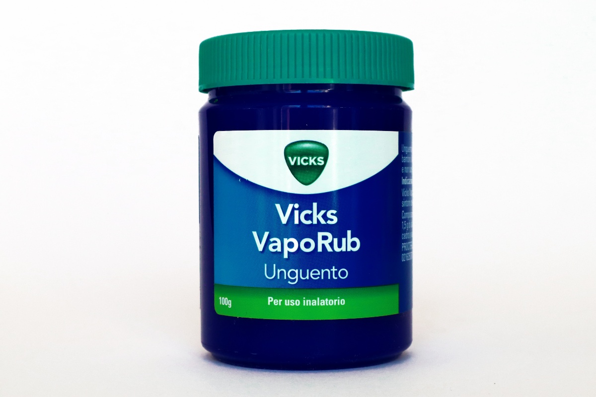 Vicks VapoRub in barattolo su sfondo bianco: unguento per uso inalatorio usato per il trattamento balsamico nelle affezioni delle prime vie respiratorie.