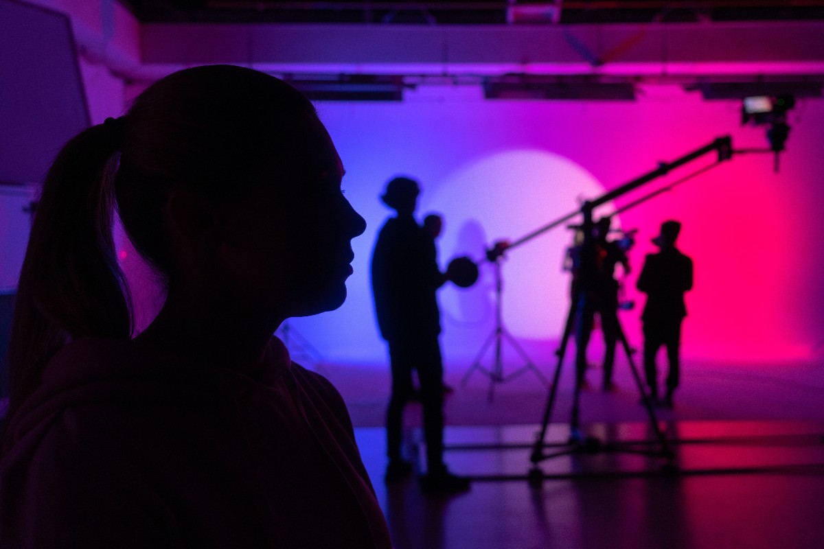 L'ombra di un'attrice nel backstage di una scena