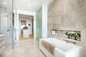 Bagno appena ristrutturato con pavimenti e pareti in marmo.