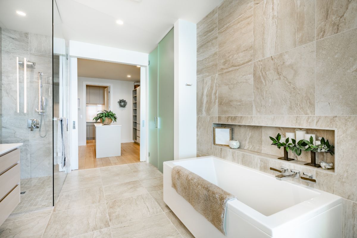 Bagno appena ristrutturato con pavimenti e pareti in marmo.