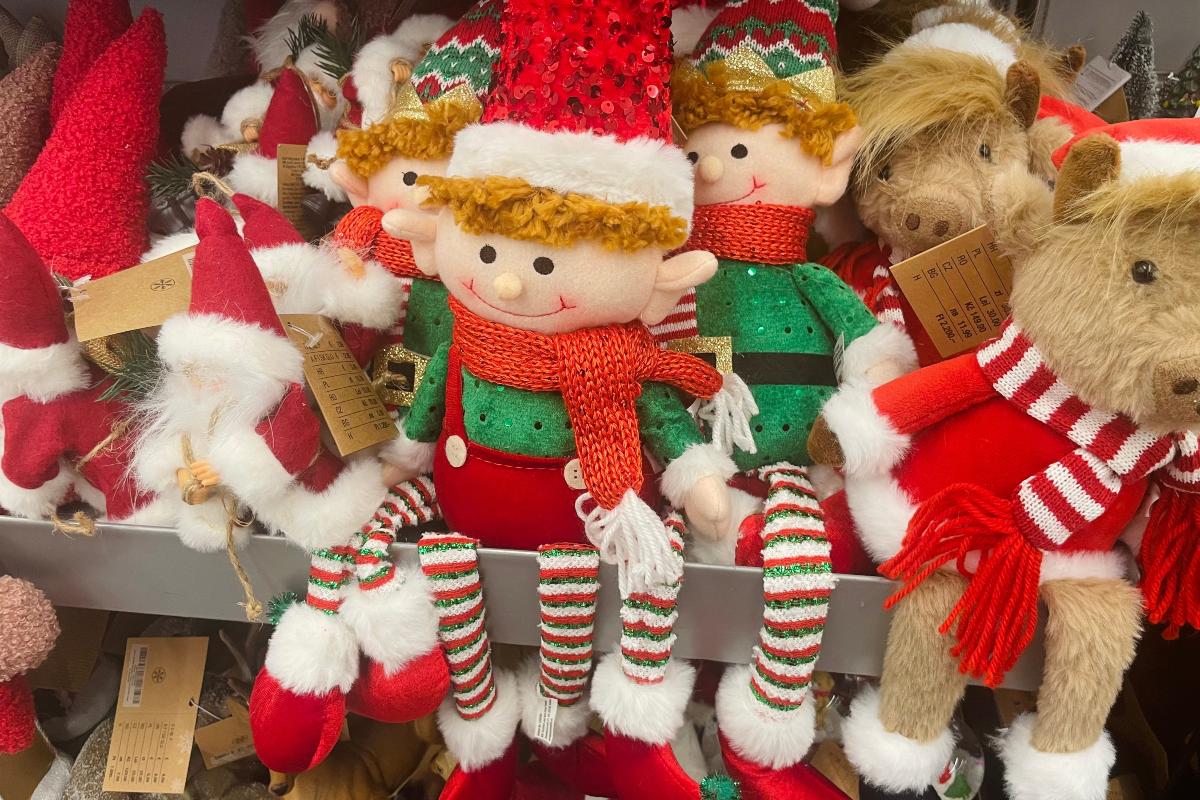 Esposizione di peluche a forma di elfi di Natale