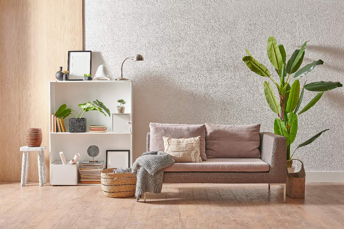 Salotto con divano e arredamento moderno.