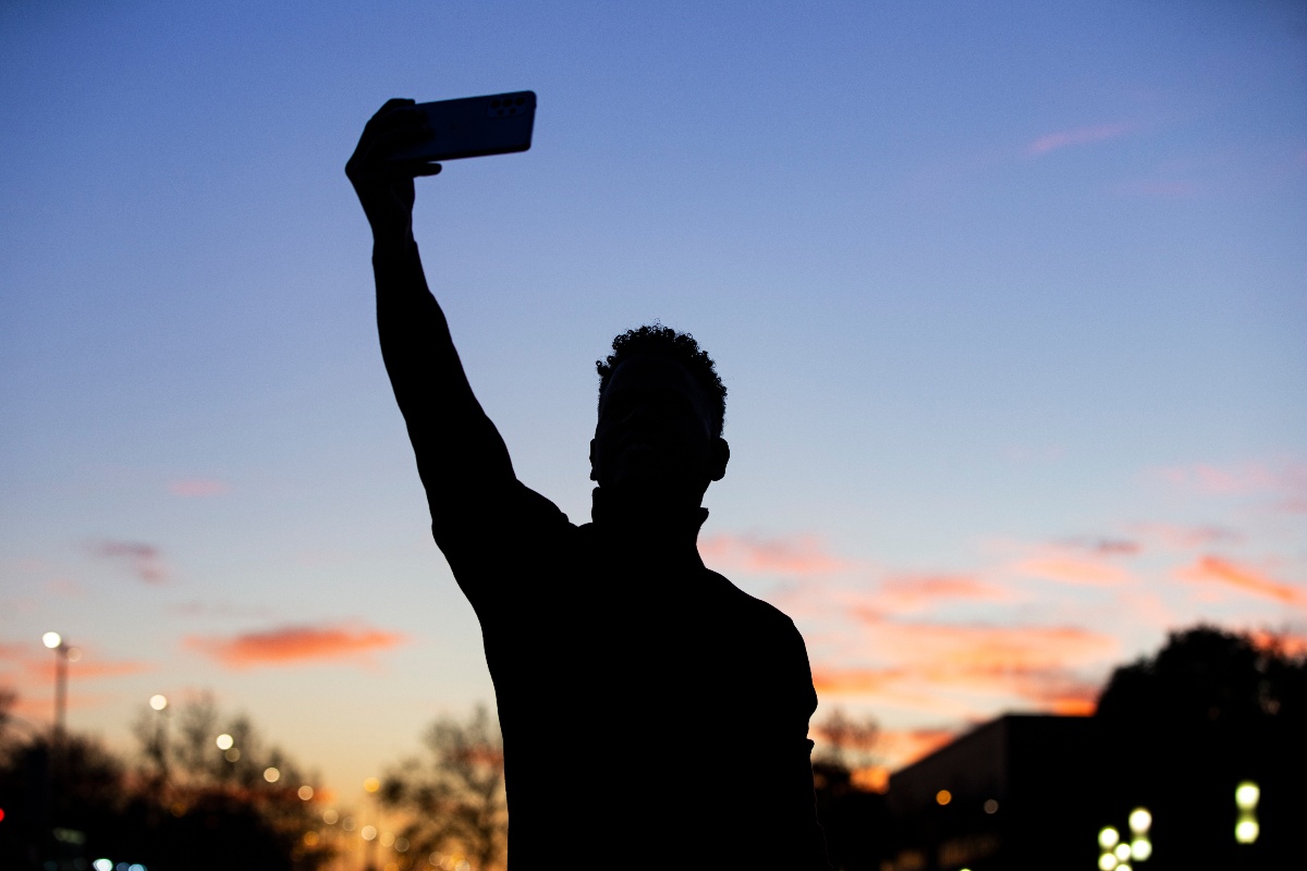 Un influencer si un selfie al tramonto
