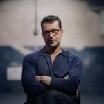 Un primo piano di Fabrizio Corona nella sua serie Netflix