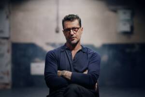 Un primo piano di Fabrizio Corona nella sua serie Netflix