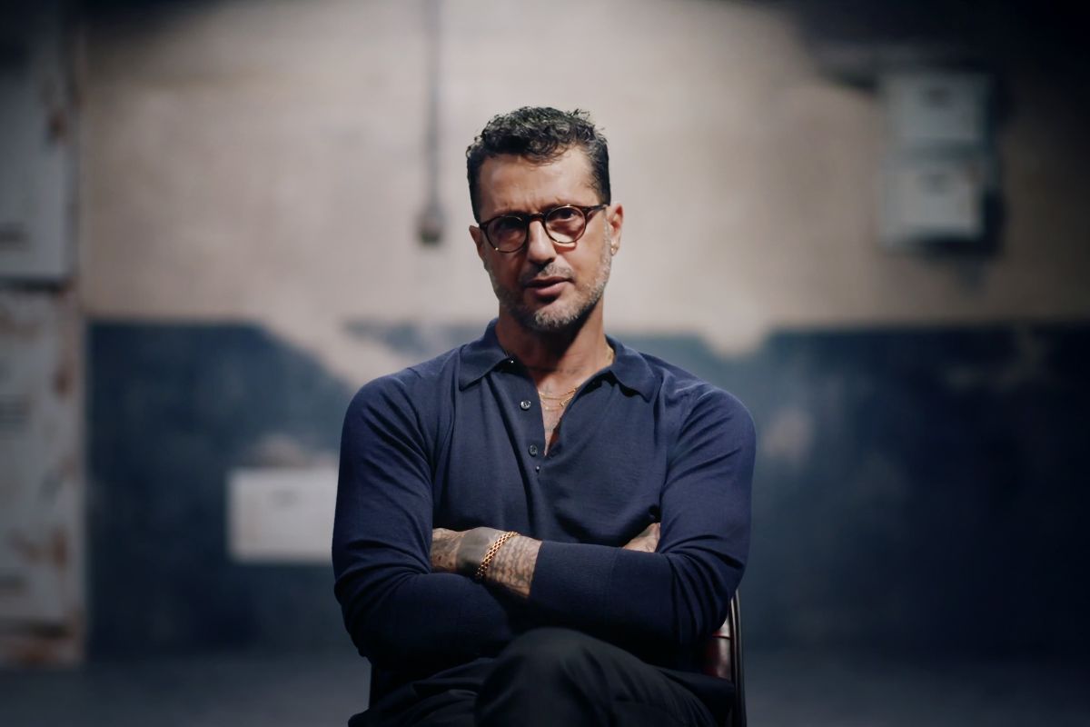 Un primo piano di Fabrizio Corona nella sua serie Netflix