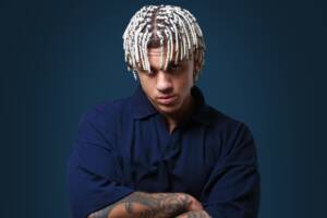 Samurai Jay: il cantautore napoletano con braccia incrociate e sguardo tenebroso. PH Credits: Luca Paparo