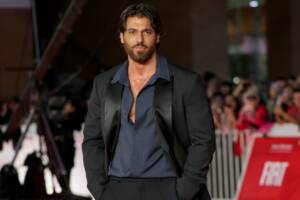 Can Yaman sfila sul red carpet di "Sandokan"