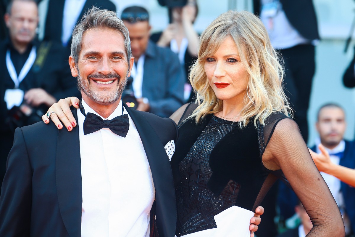 Natasha Stefanenko e Luca Sabbioni sul red carpet prima della proiezione di Roma alla 75ª Mostra di Venezia