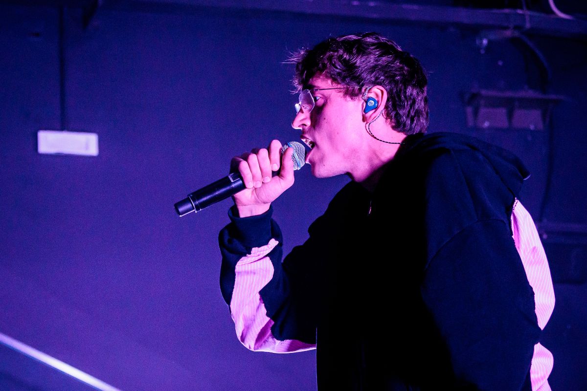 Tredici Pietro si esibisce ai Magazzini Generali