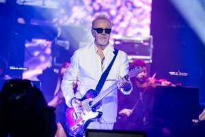 Umberto Tozzi si esibisce in concerto all'Unipol Forum