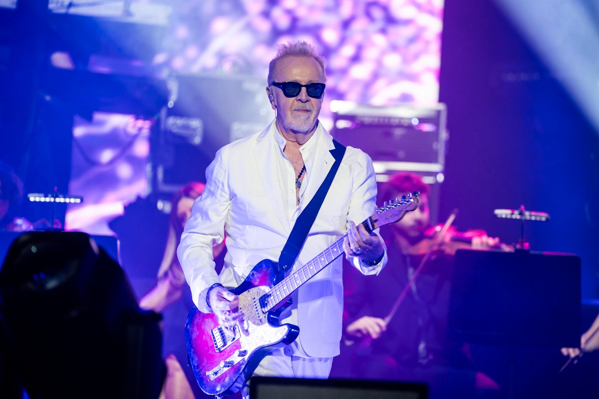 Umberto Tozzi si esibisce in concerto all'Unipol Forum