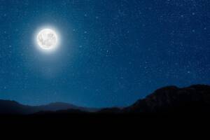 Betlemme, montagna illuminata dal cielo stellato e dalla luna