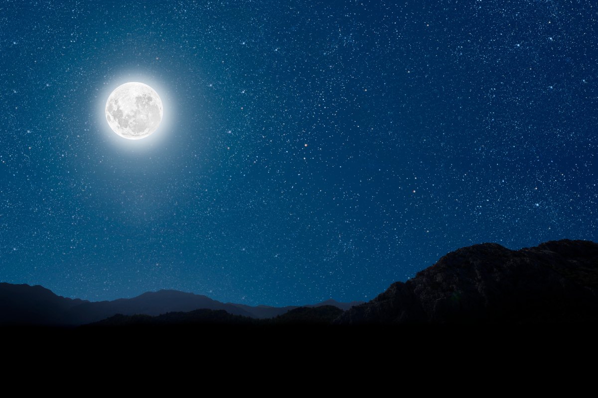 Betlemme, montagna illuminata dal cielo stellato e dalla luna