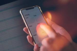 Smartphone con calendario aperto sul nuovo anno