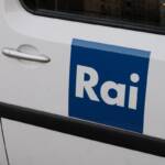 Il logo della Rai su una macchina