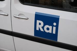 Il logo della Rai su una macchina
