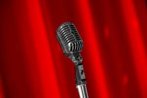 Un microfono vintage su sfondo rosso