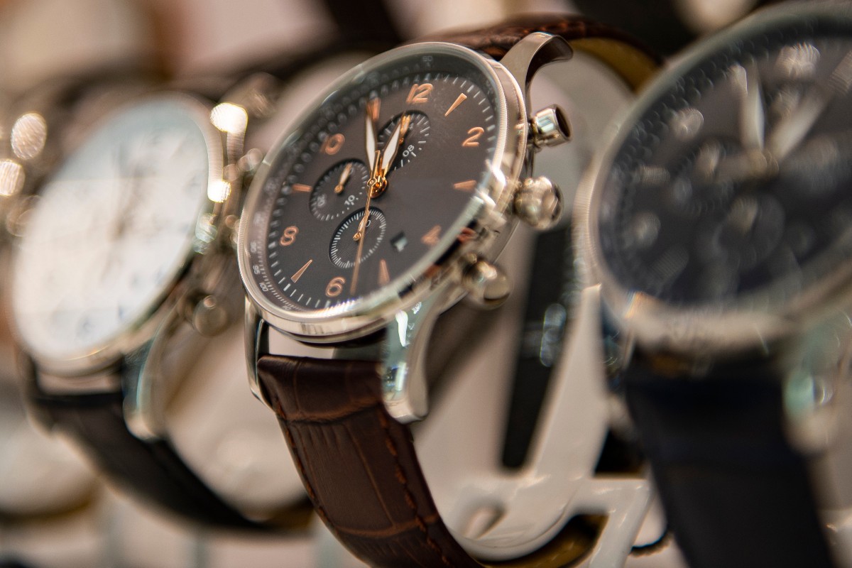 Esposizione di lusso: una selezione di orologi prestigiosi messi in mostra.