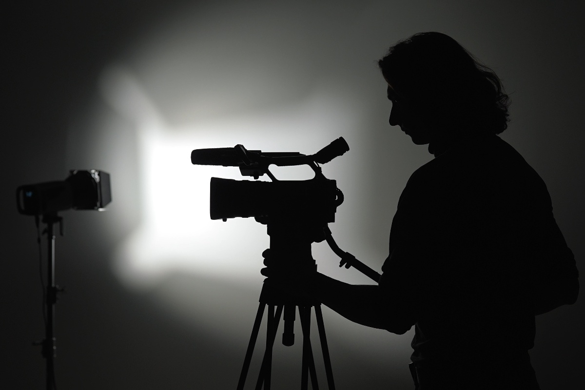 Un regista con la videocamera sul set