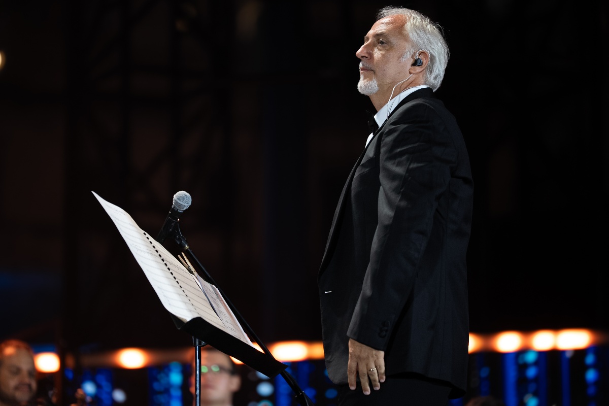 Adriano Pennino sale sul palco a Piazza del Plebiscito durante lo Show "Stasera che sera - Edizione Speciale" 06/09/2025, Napoli, Italia. (Foto di Andrea Gulí/SOPA Images/LightRocket via Getty Images)
