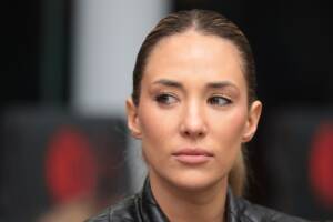 Alice Campello ripresa in tribuna mentre assiste alla partita di Serie A tra Milan e Parma.