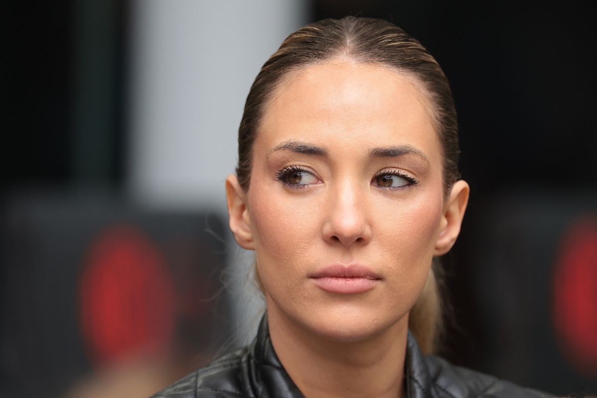 Alice Campello ripresa in tribuna mentre assiste alla partita di Serie A tra Milan e Parma.